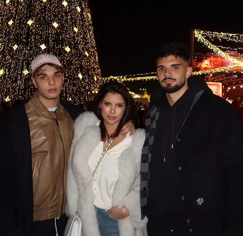 6. Ileana Lazariuc și cei doi băieți