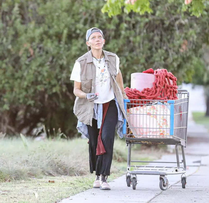 PREMIUM EXCLUSIVE UNACCEPTABLE! Loni Willison lonelier than ever as homeles woman in Hollywood