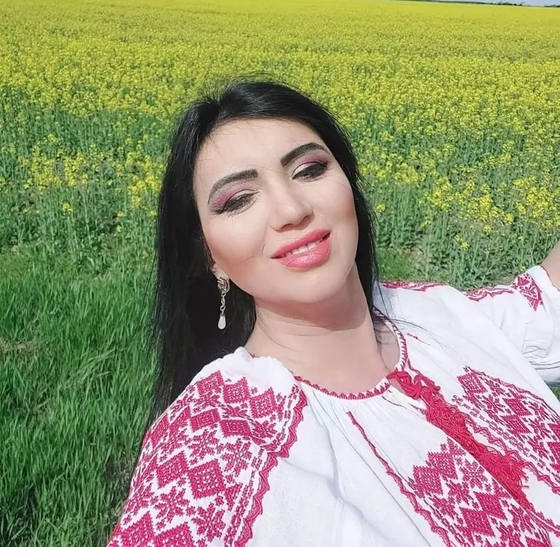 adriana-bahmuteanu-98