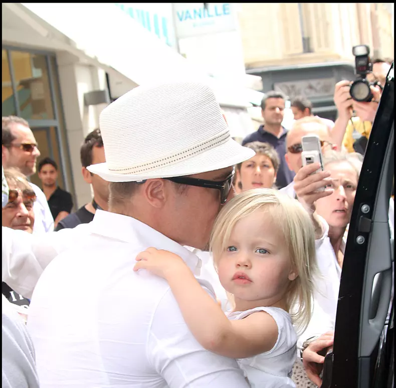 BRAD PITT, ANGELINA JOLIE ET LEUR FILLE SHILOH SORTENT DU MAGASI