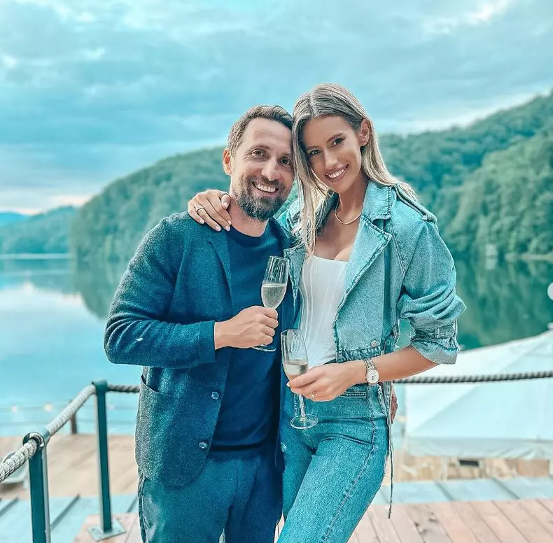 Gabriela Prisăcariu și Dani Oțil se căsătoresc religios în weekend. Prima imagine cu rochia de mireasă