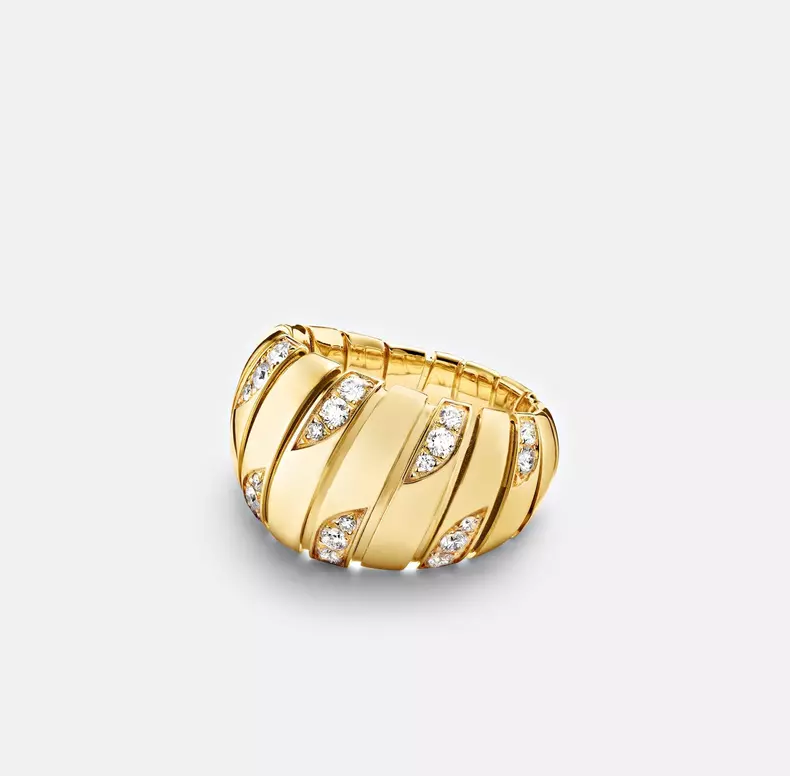Inel din aur cu diamante, Bulgari, 9.500 euro, www.mytheresa.com