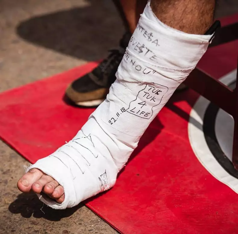 Oase s-a ales cu piciorul in gips la Asia Express