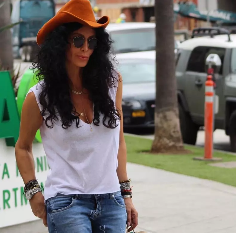 mihaela radulescu in tricou alb