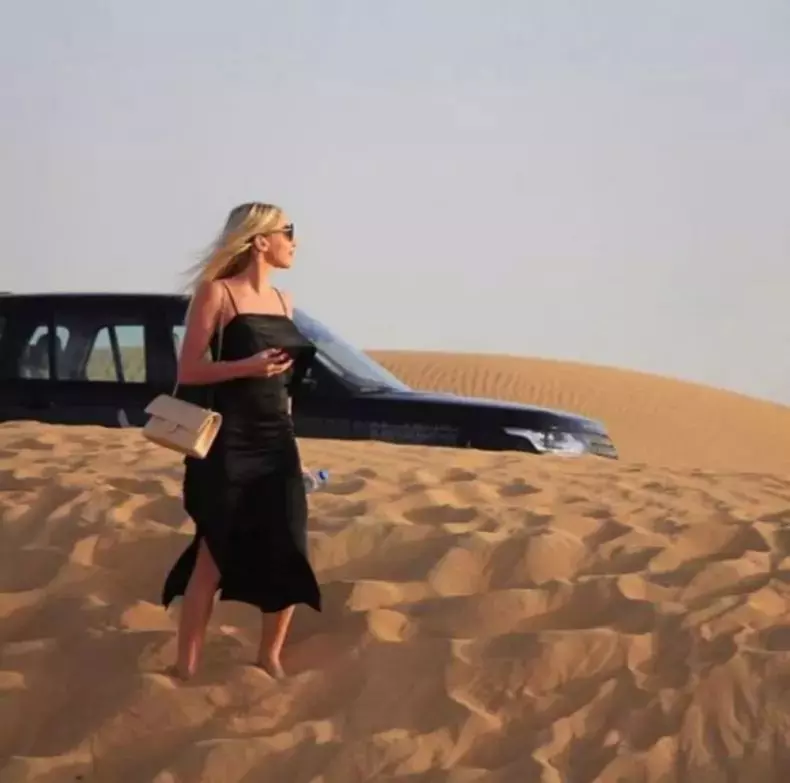 alexandra becali in desert