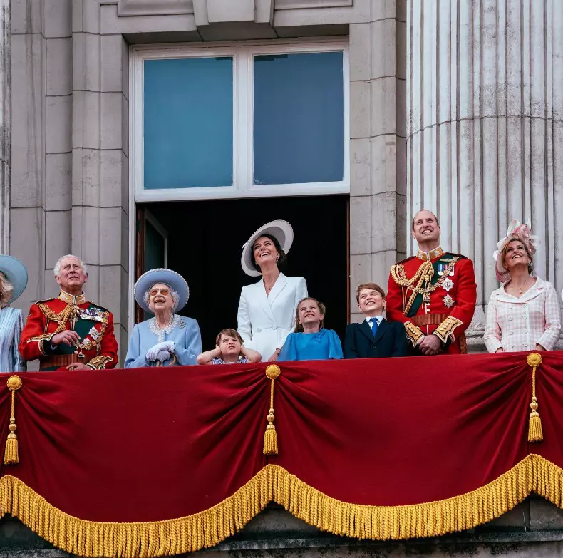 Regina-Elisabeta-a-II-a-la-balcon