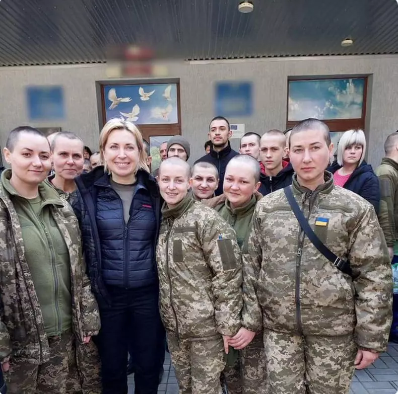 femei-soldat-Ucraina-rase-in-cap-de-rusi