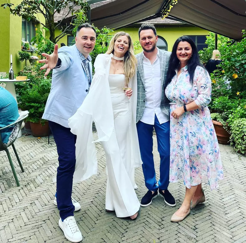 roxana-hulpe-imagine-adorabila-cu-fetita-ei-in-ziua-botezului-ce-tinuta-si-a-ales-prezentatoarea_4