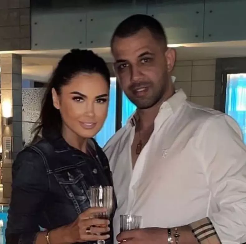 oana-zavoranu-si-alex-ashraf-aniverseaza-patru-ani-de-casnicie-sunt-mai-indragostita-ca-oricand_2_size24-1