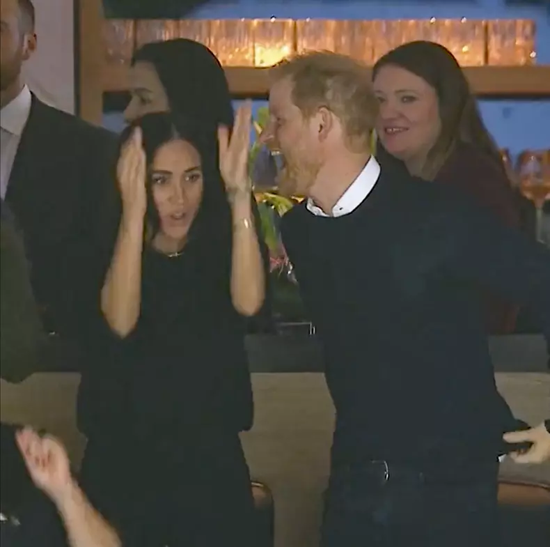 Le prince Harry, duc de Sussex et Meghan Markle, duchesse de Sussex, assistent au match de hockey des Canucks de Vancouver