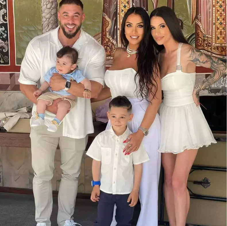 roxana-vancea-si-sotul-ei-dragos-paiu-si-au-botezat-baietelul-vedeta-a-purtat-o-tinuta-super-sexy-la-biserica