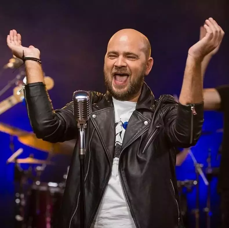 Cum-arata-familia-lui-Cosmin-Selesi4-Copy