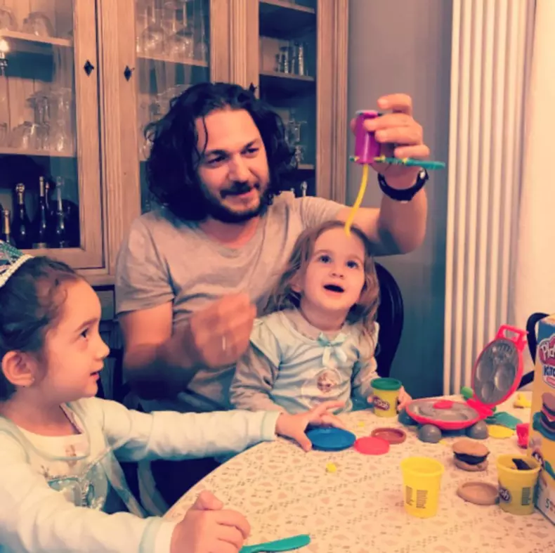 chef-florin-dumitrescu-si-fetitele-lui-se-joaca-si-gatesc-impreuna