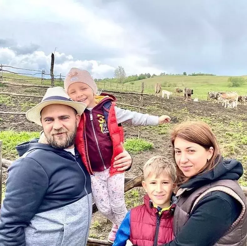 Cum-arată-familia-lui-Cosmin-Selesi2