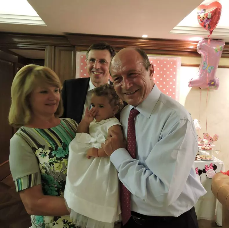 rupere_turta_nepoata_traian_basescu_sofia_anais_7.jpg