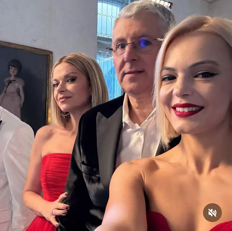 Echipa Știrilor Pro TV în costume populare și ținute festive (2)