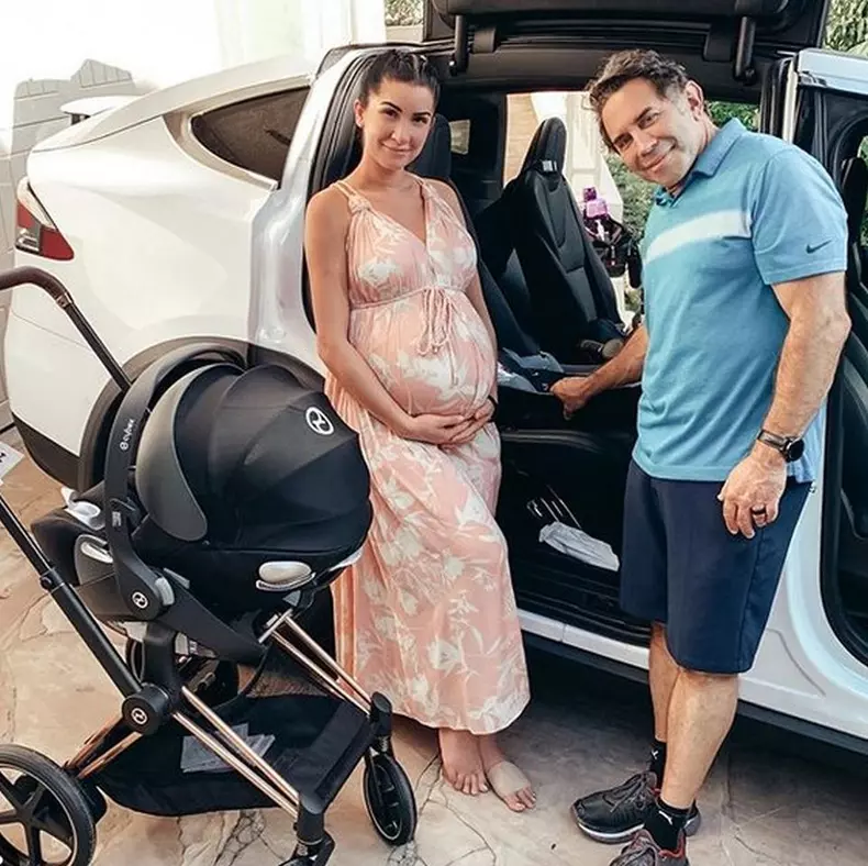 Brittany-Patakos-a-devenit-mama3