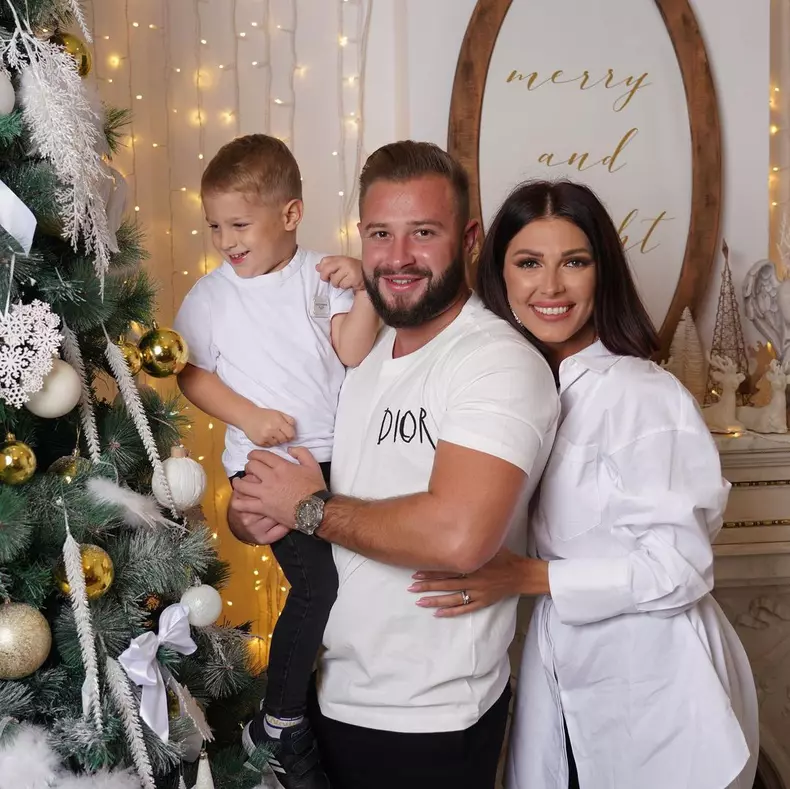 Ilinca Vandici, soțul ei Andrei Neacșu și fiul lor Zian