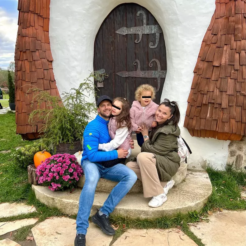 Adrian Nartea, soția lui, Alina Nartea Ferinceac, și fetițele lor, Mara și Petra