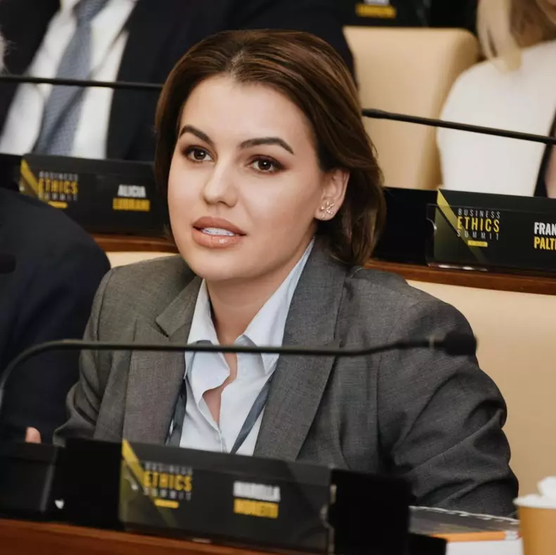 romina gingasu 34