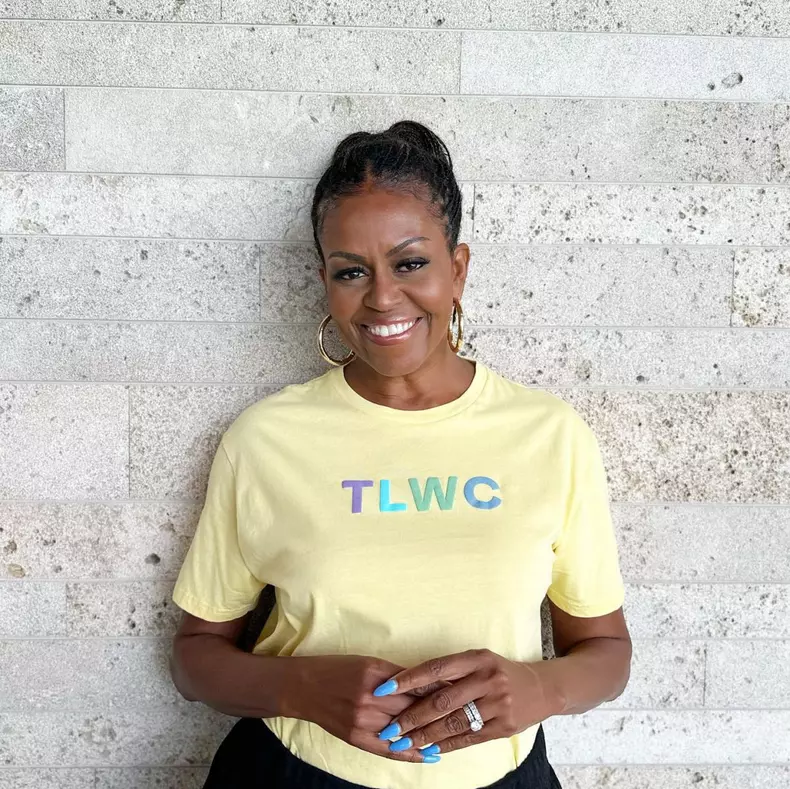 michelle obama in tricou galben