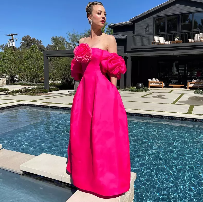 Kaley Cuoco într-o rochie Prabal Gurung