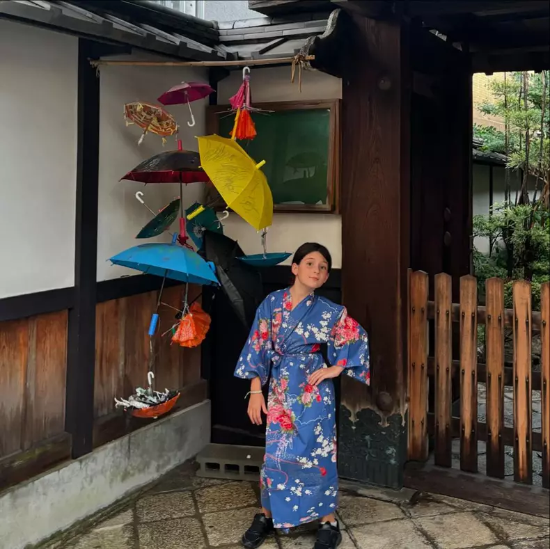 Alma, fiica Amaliei Enache, în vacanță