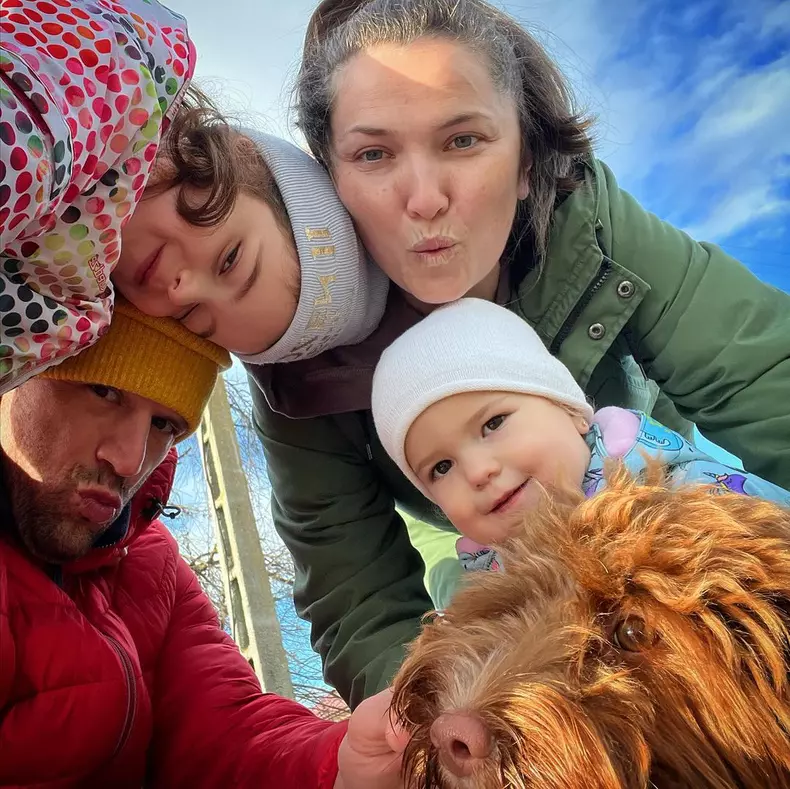 Adrian Nartea, sotia si cele doua fiice ale lor (8)