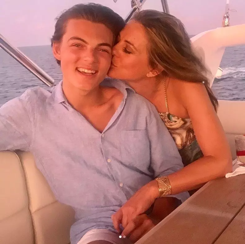 Elizabeth Hurley, ravisantă la brațul fiului ei de 19 ani. Cu ce se ocupă Damian
