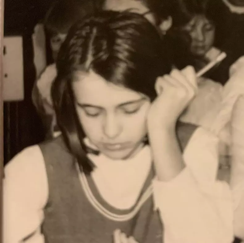 Cum arăta Simona Gherghe în copilărie. Imagini de colecție cu vedeta Antenei 1
