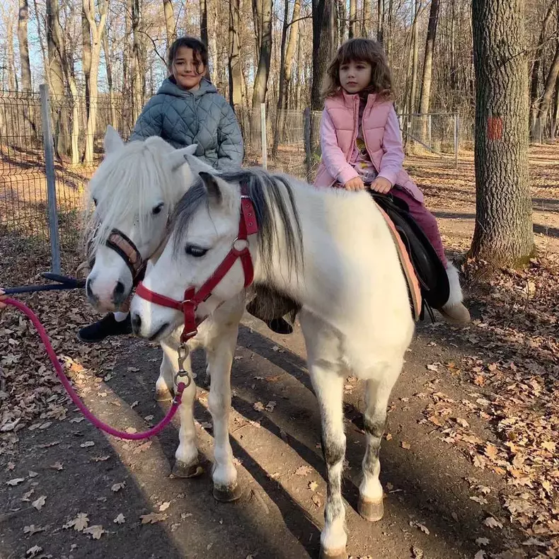 maria-basescu-cu-nepotii-la-calarie-5