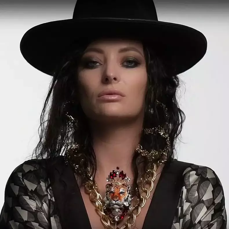 800px-delia_photo_shooting_touch_magazine_-_apr_2019_1