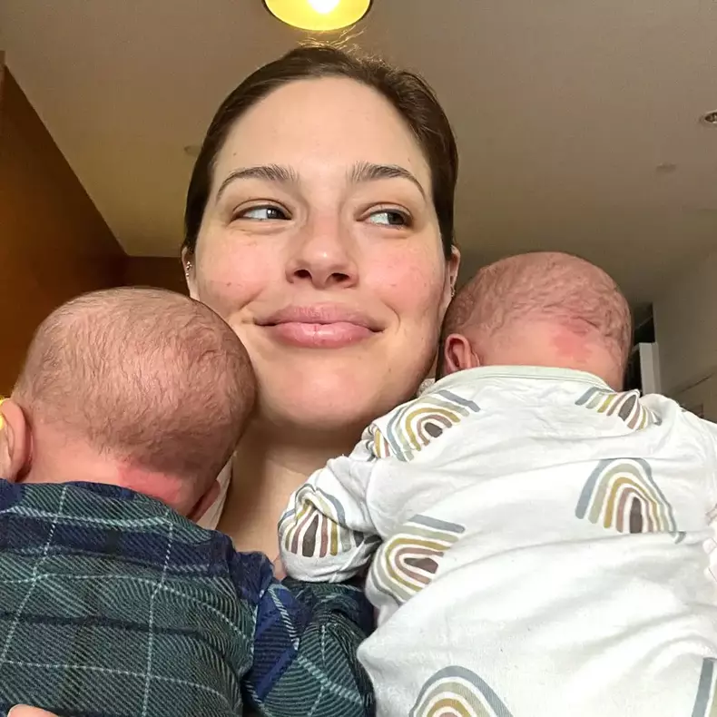 ashley-graham-cuddles-up-to-newborn-twins-after-instagram-hiatus-copy
