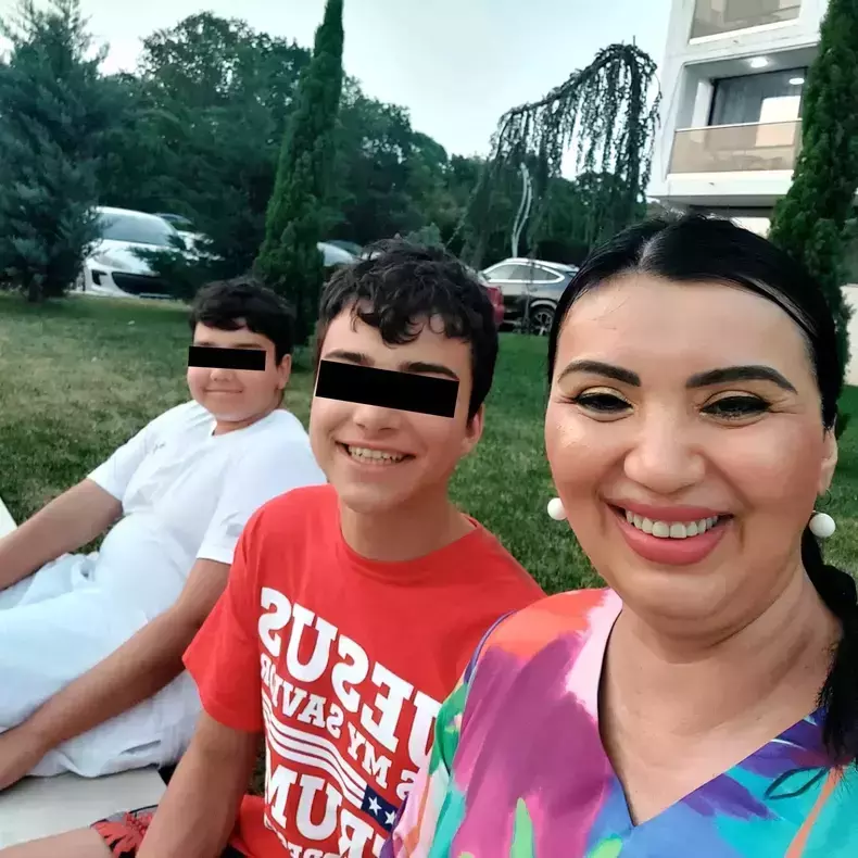 adriana-bahmuteanu-si-cei-doi-copii-maximus-si-eduard-din-mariajul-cu-silviu-prigoana-3