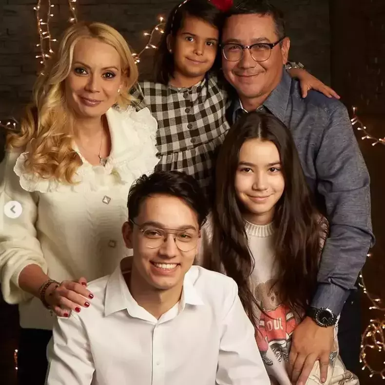 victor-ponta-sotie-si-cei-trei-copii-de-craciun-1