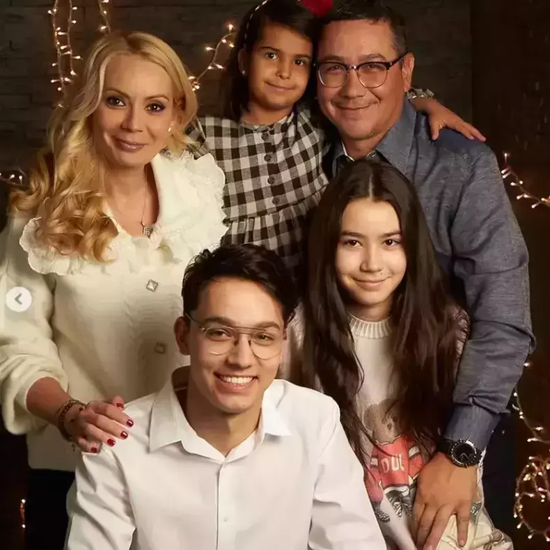 victor-ponta-sotie-si-cei-trei-copii-de-craciun-1-1