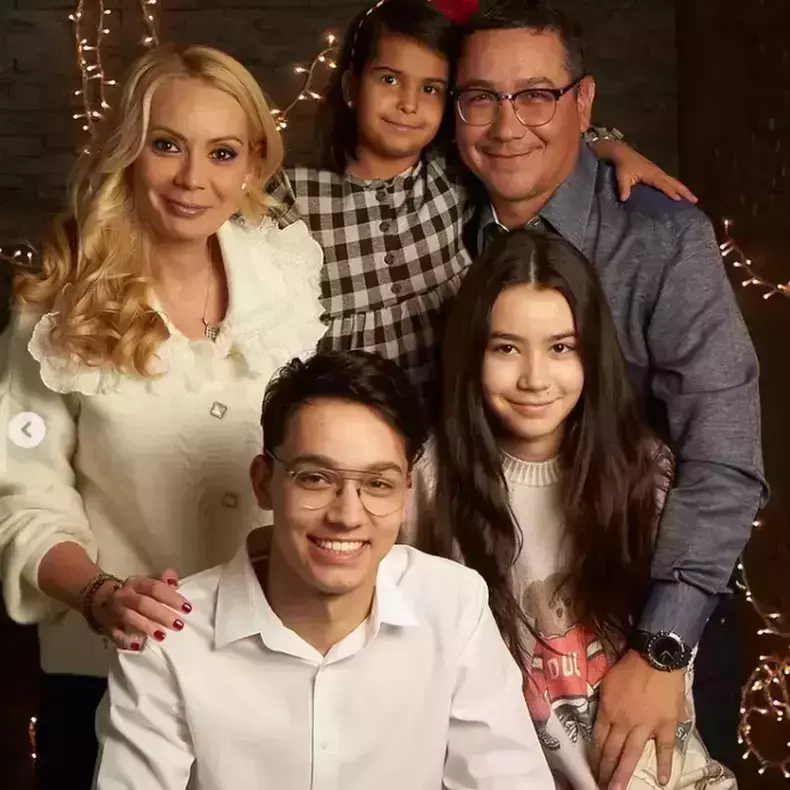 victor-ponta-sotie-si-cei-trei-copii-de-craciun-1-1-1