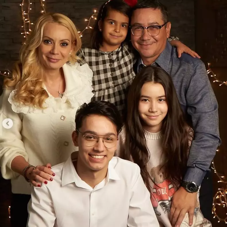 victor-ponta-sotie-si-cei-trei-copii-de-craciun-1