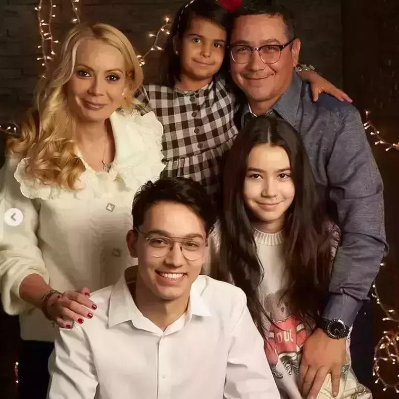 victor-ponta-sotie-si-cei-trei-copii-de-craciun-1-1-1-2-2-2-1