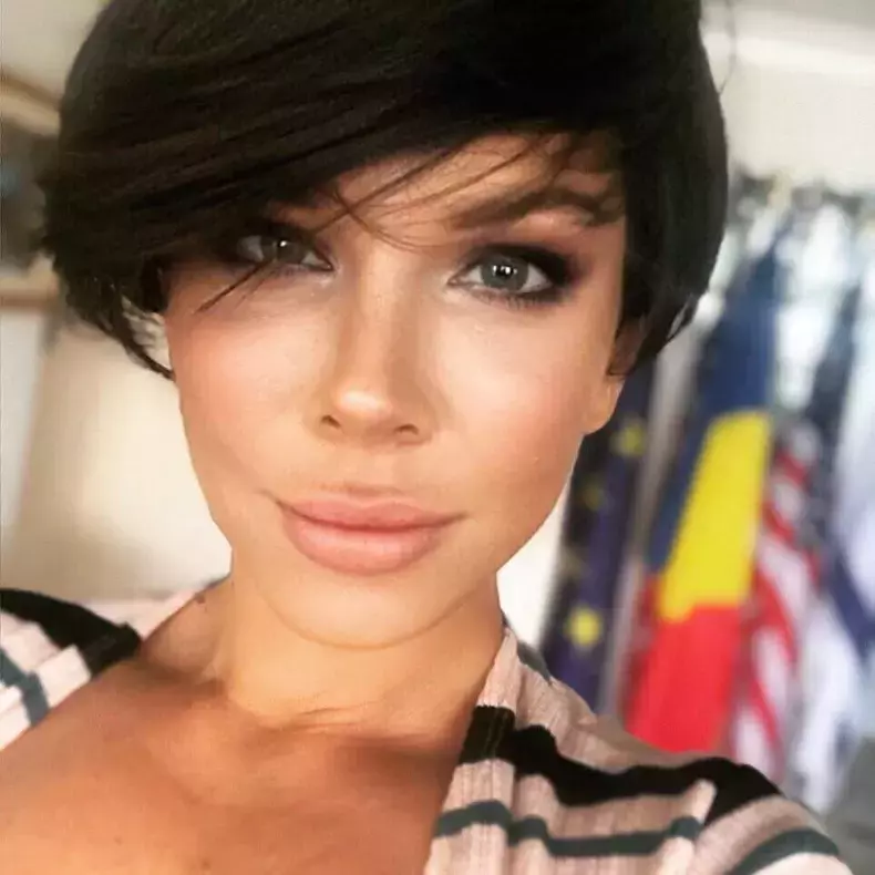 alina-laufer-inainte-de-interventiile-estetice-si-inainte-sa-se-vopseasca-blonda-2