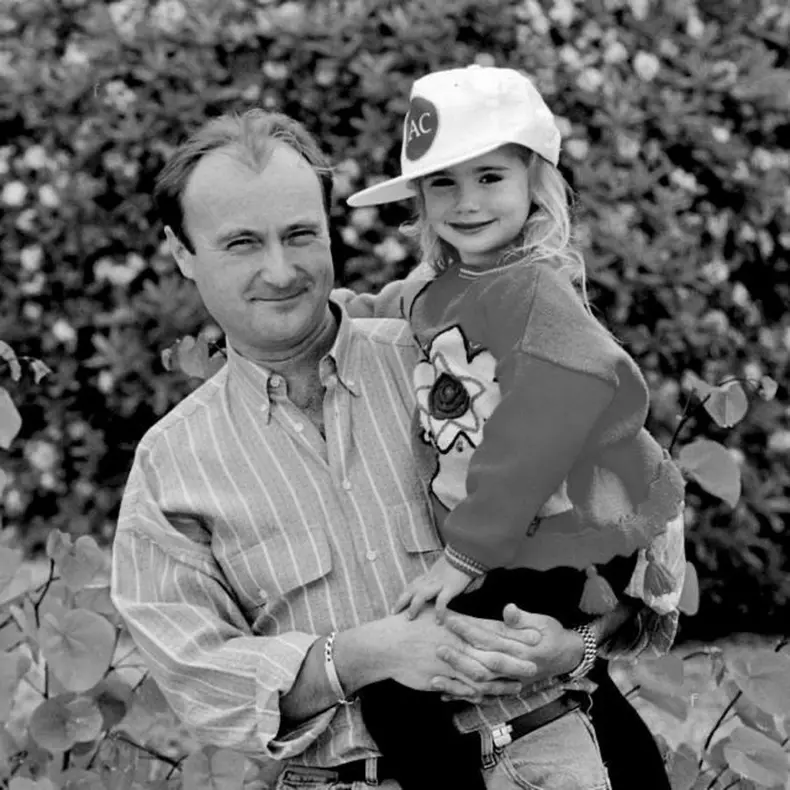 Phil Collins si fiica lui, Lily, actrita din Emily in Paris