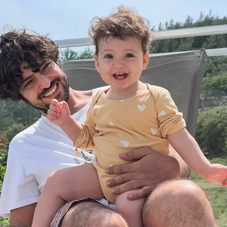 Îl mai țineți minte pe Taner Olmez, Doctorul minune din serialul de la Kanal D? Are o fetiță adorabilă