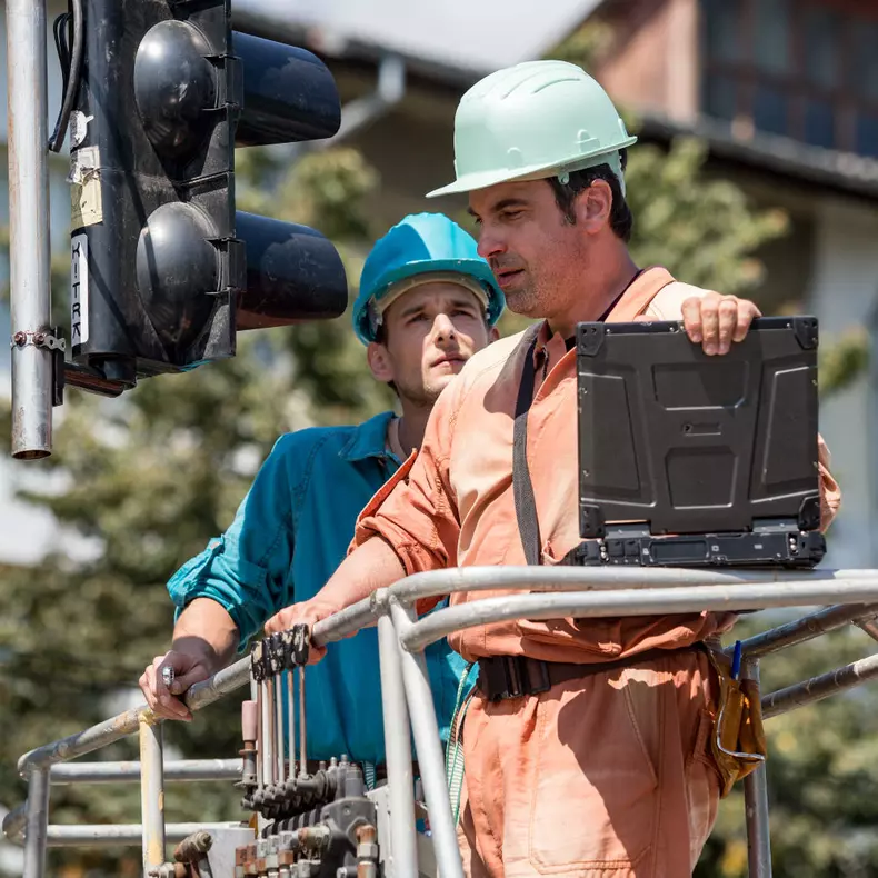 Bani negri_Tuff Money_HBO (5)