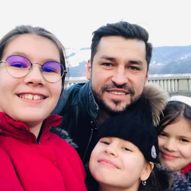 Doru Todoruț si cele trei fiice ale sale. Instagram (3)