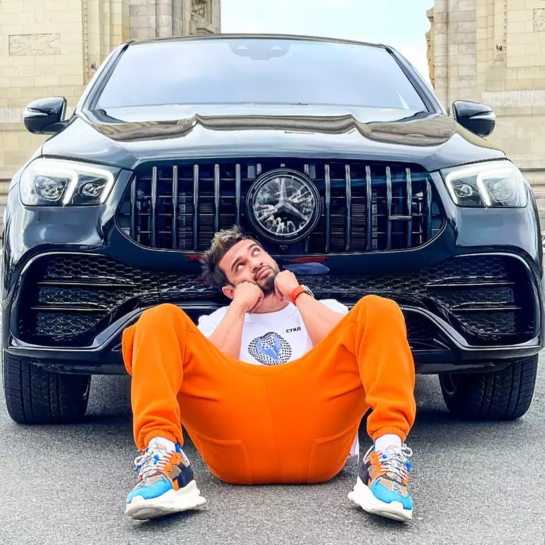 Dorian Popa conduce o mașină electrică (1)