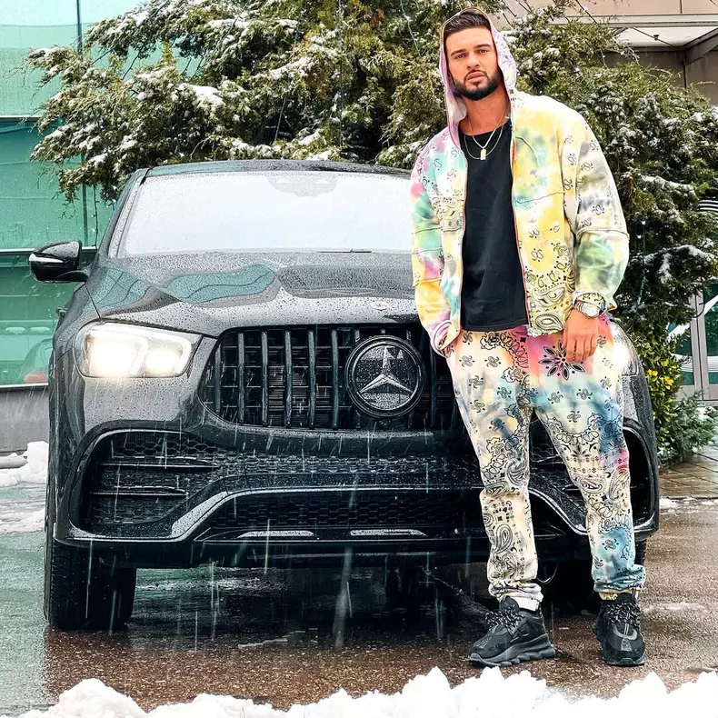 Dorian Popa conduce o mașină electrică (2)