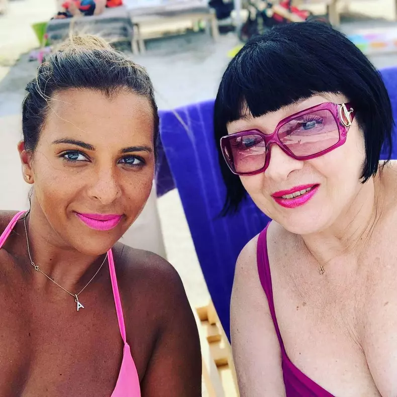 Neti Sandu se relaxează pe malul mării. Cu cine e în vacanță prezentatoarea horoscopului de la Pro TV (2)