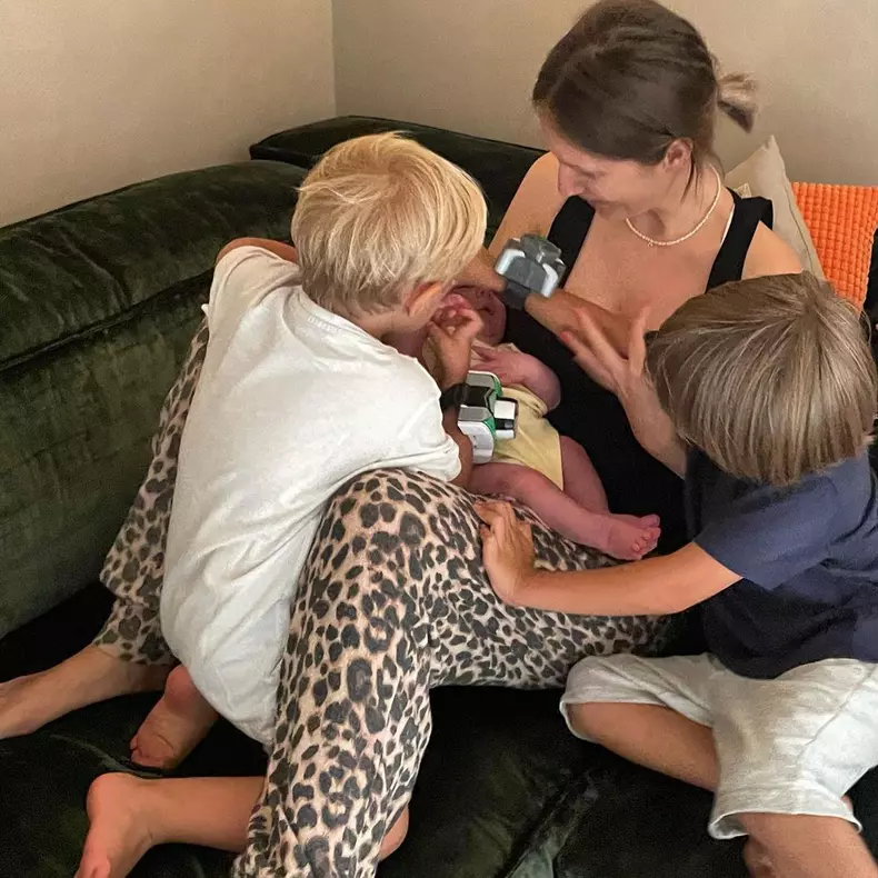 Adela Popescu, imaginea cu cei trei baieti (2)