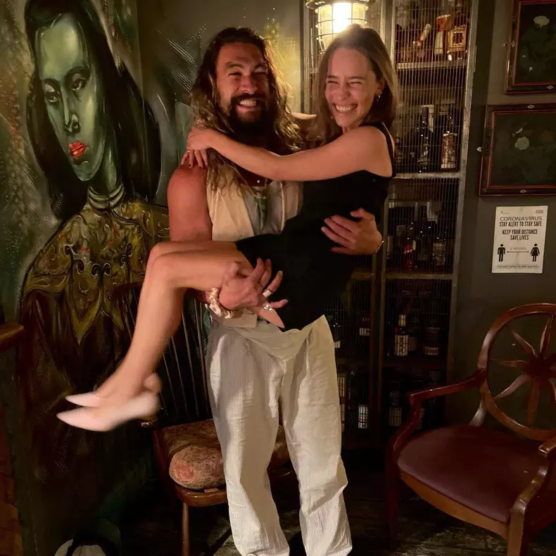 Emilia Clarke și Jason Momoa, imaginea cu peste 4 milioane de aprecieri. Mama dragonilor și-a reîntâlnit soțul (2)