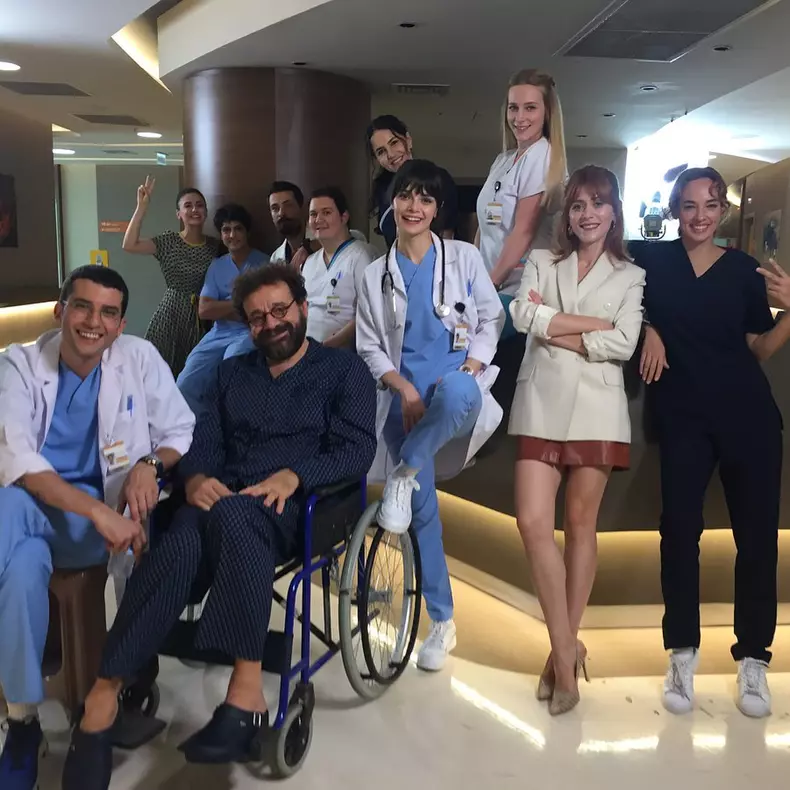 Cine este și câți ani are Hayal Köseoğlu. Cum a devenit celebră interpreta Acelyey din serialul „Doctorul minune” (3)